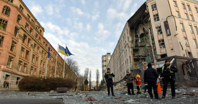 Ucraina, Uk: “Ci aspettiamo un’offensiva russa a Capodanno”. Raid di Mosca su Kiev: almeno una vittima