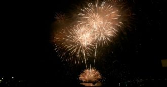 Copertina di Capodanno 2023 in migliaia per i fuochi in tutta Italia: le immagini da Venezia e Napoli