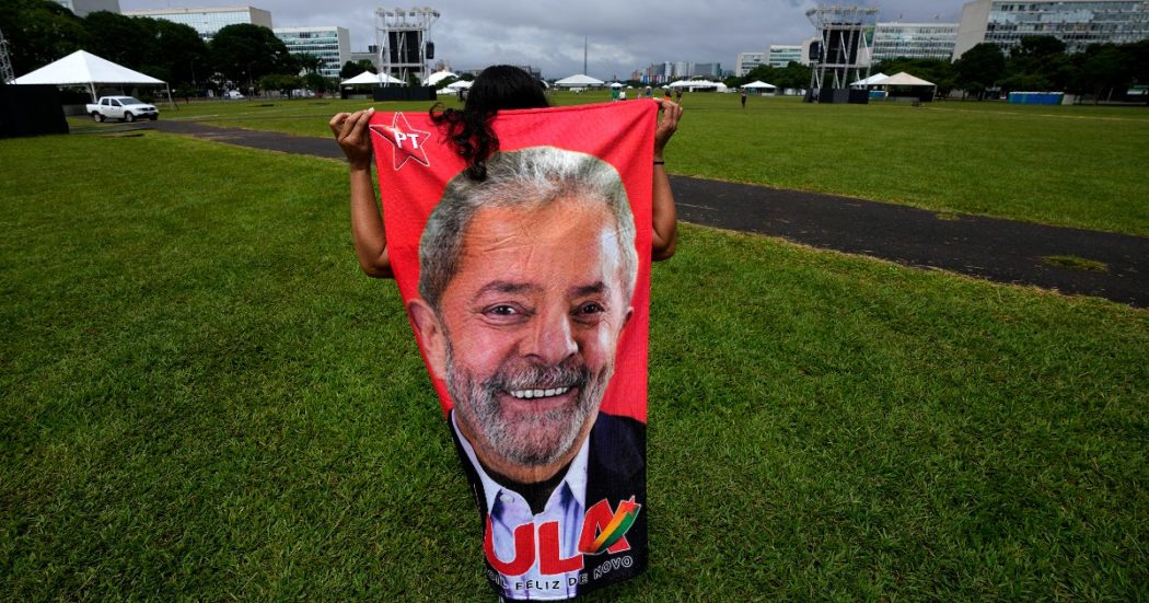 Brasile, Lula giura come nuovo presidente. Ma scatta l’allarme sicurezza: uomo armato di coltello ed esplosivo fermato dalla polizia