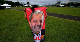Copertina di Brasile, Lula giura come nuovo presidente. Ma scatta l’allarme sicurezza: uomo armato di coltello ed esplosivo fermato dalla polizia