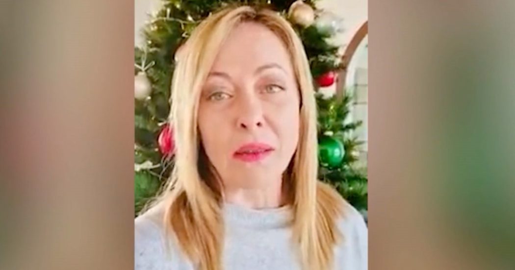 Gli auguri di Giorgia Meloni agli italiani: “Credeteci, con me e risolleviamo il Paese”. Poi ricorda Ratzinger: “Gigante della ragione”
