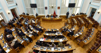 Copertina di Montenegro, il Parlamento designa premier un ex diplomatico vicino a Mosca. Ma il capo dello Stato europeista si rifiuta di nominarlo