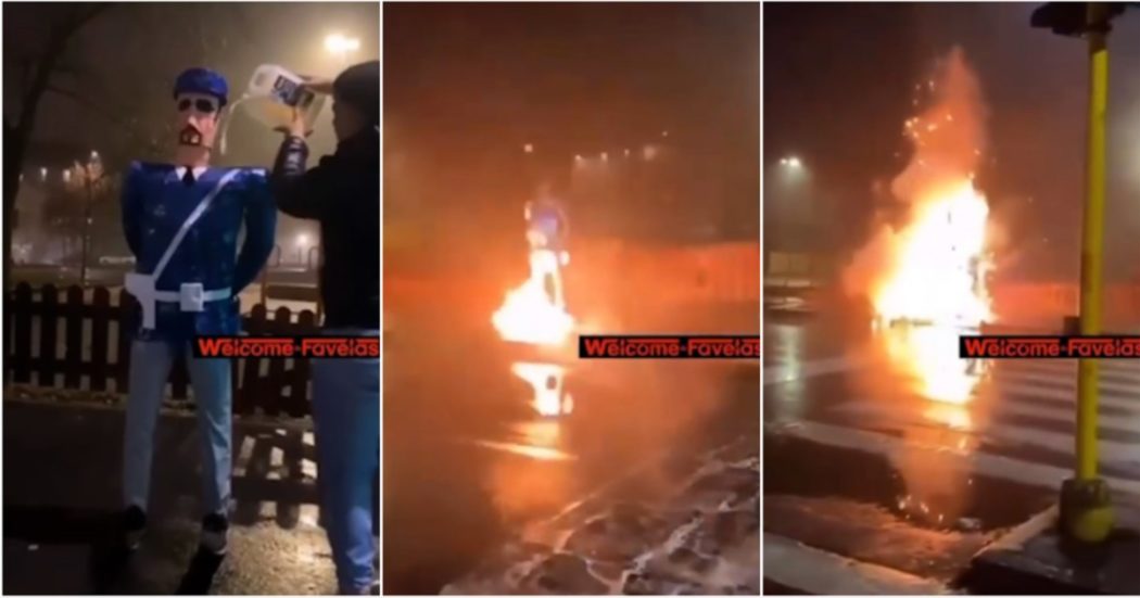 Bruciano il fantoccio di un poliziotto, il video postato da Salvini: “L’incendiario è un cretino, chi ride è anche peggio”