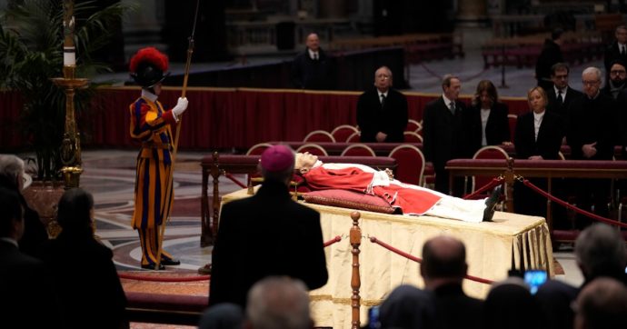 Benedetto XVI, salma esposta in Vaticano. L’esperto: “La conserviamo con la tecnica della tanatoprassi”