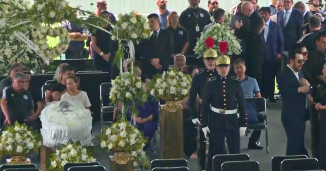 Migliaia di tifosi in fila per omaggiare Pelè. E alla veglia funebre c’è anche Infantino – Video