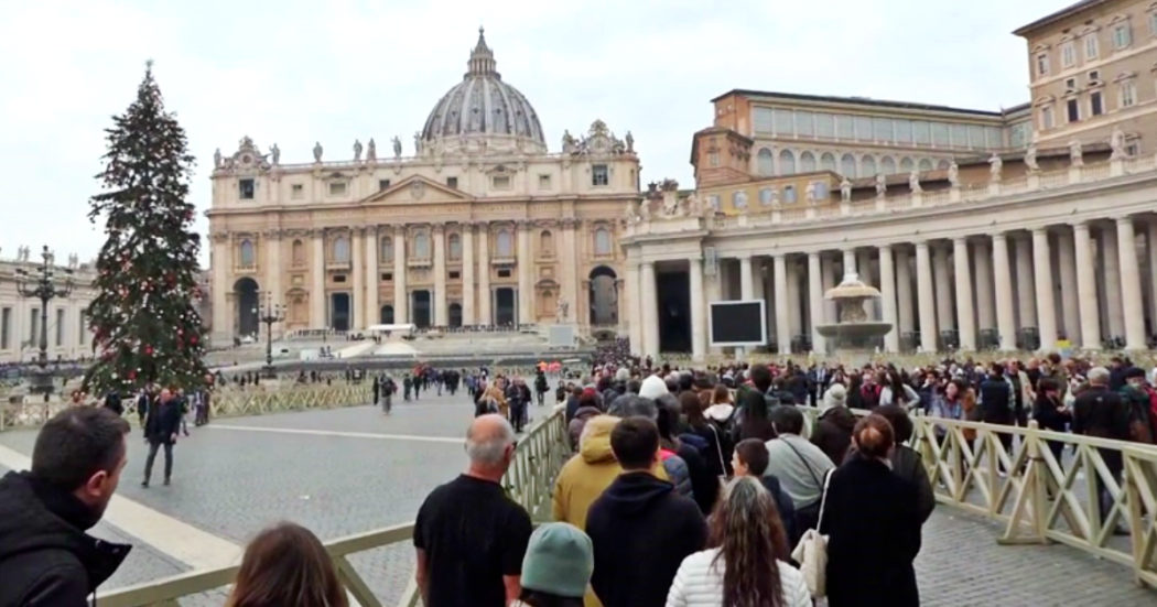 Ratzinger, in 65mila in fila per l’ultimo saluto: “La gratitudine delle persone dimostra quanto fosse apprezzato”