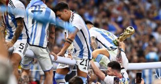 Copertina di L’Argentina ha festeggiato con una Coppa del Mondo fasulla: se l’era portata una coppia di tifosi