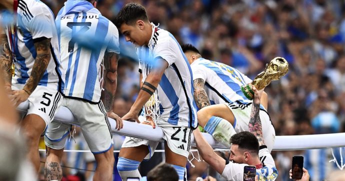 L’Argentina ha festeggiato con una Coppa del Mondo fasulla: se l’era portata una coppia di tifosi
