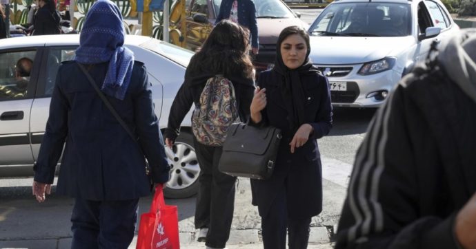 Iran, il regime torna a controllare il velo: sms alle donne che in auto non portano l’hijab