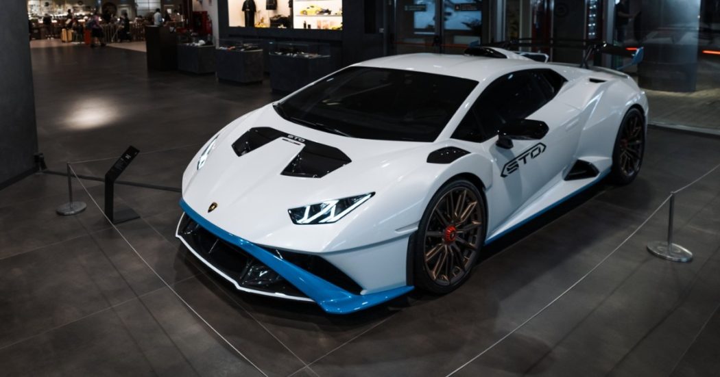 Non vedente denuncia: “Mi hanno impedito di toccare una Lamborghini esposta nell’aeroporto di Bologna”