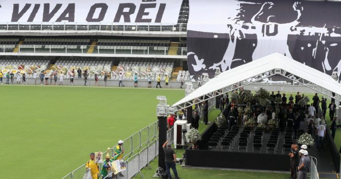 Pelé, 24 ore di veglia nello stadio del Santos