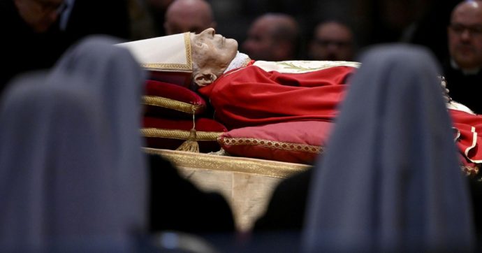 Copertina di Morto il Papa emerito, Bergoglio normerà la figura dell’ex Pontefice