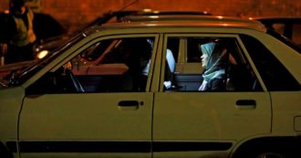 Copertina di Iran, donne sotto controllo anche in auto. Ai processi farsa vietati i legali degli arrestati