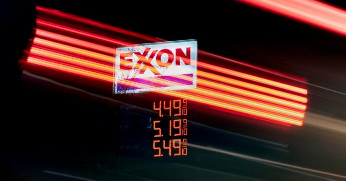 Copertina di Exxon-Chevron, quasi 100 miliardi di utili nel 2022