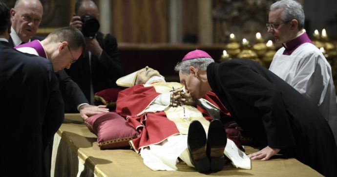 Benedetto XVI, dalla croce pastorale al pallio: così i paramenti della salma indicano che non era più il Papa regnante