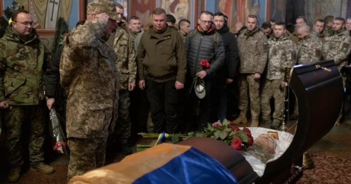 Kiev distrugge una base militare russa nel Donbass. “Uccisi 400 soldati”. Per Mosca le vittime sono 63