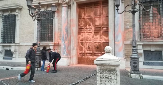 Blitz degli ambientalisti di Ultima Generazione al Senato: vernice contro la facciata di Palazzo Madama: tre arrestati e due denunciati