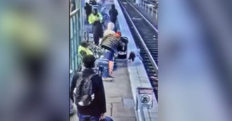 Copertina di Spinge bambina di tre anni sui binari del treno: salva per miracolo – Video