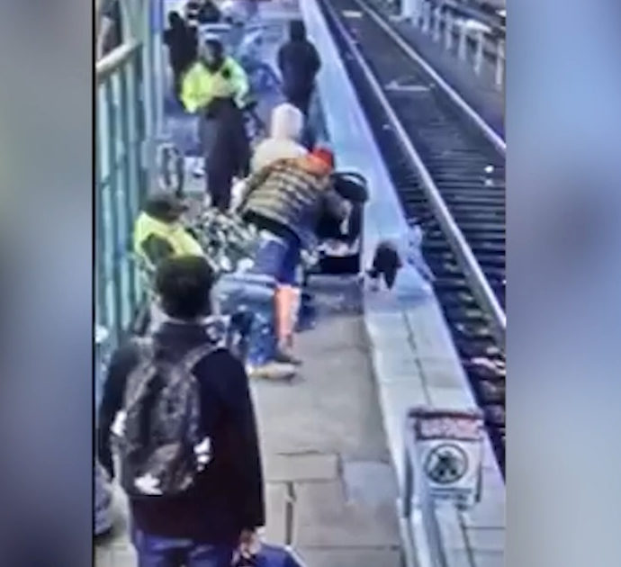 Spinge bambina di tre anni sui binari del treno: salva per miracolo – Video