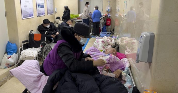 Covid, scontro Cina-Ue: Pechino minaccia ritorsioni a chi fa tamponi ai viaggiatori (come l’Italia). E rifiuta l’offerta di vaccini dall’Europa