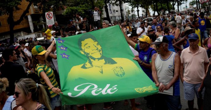 L’ultimo addio a Pelè: corteo funebre con migliaia di persone