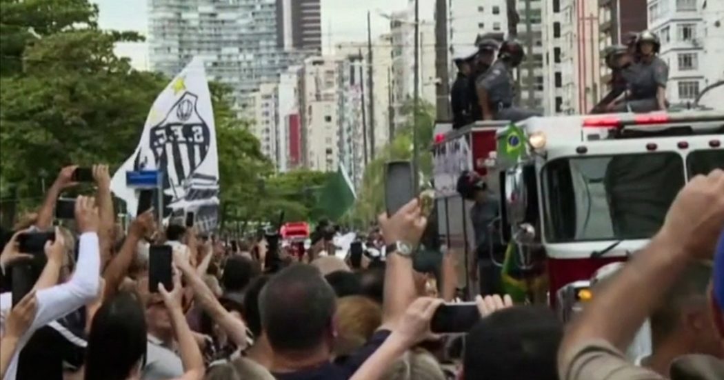 Pelé, il corteo funebre per le strade di Santos: in strada decine di migliaia di tifosi
