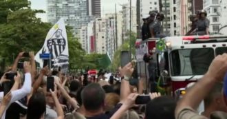Copertina di Pelé, il corteo funebre per le strade di Santos: in strada decine di migliaia di tifosi
