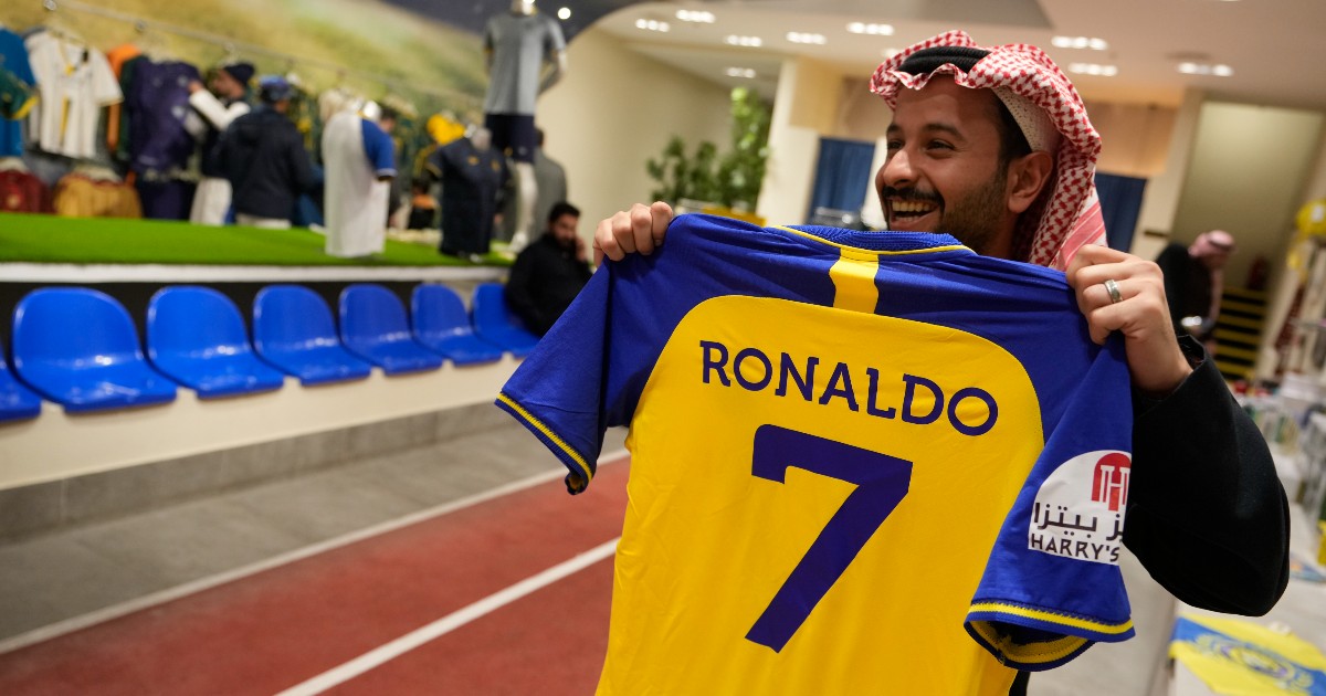 Cristiano Ronaldo ha firmato con l'Al Nassr: «Non vedo l'ora di