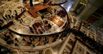 Copertina di Benedetto XVI, in oltre 100mila per l’omaggio alla salma: una folla inattesa, ma non si tratta di nostalgici di Ratzinger
