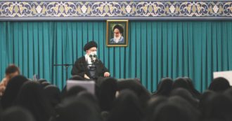 Copertina di Iran, Khamenei finge clemenza: “Togliere il velo non è reato, ma donne da correggere”
