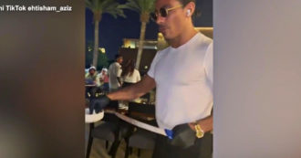 Copertina di Salt Bae, polemica social per il ristoratore turco: si fa pagare 600 euro per servire la carne al tavolo ma lo fa parlando al telefono