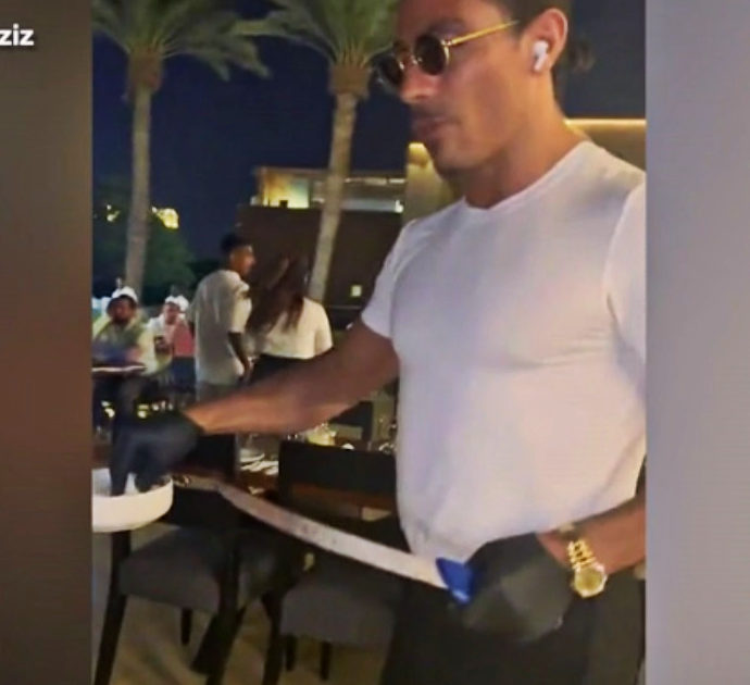 Salt Bae, polemica social per il ristoratore turco: si fa pagare 600 euro per servire la carne al tavolo ma lo fa parlando al telefono