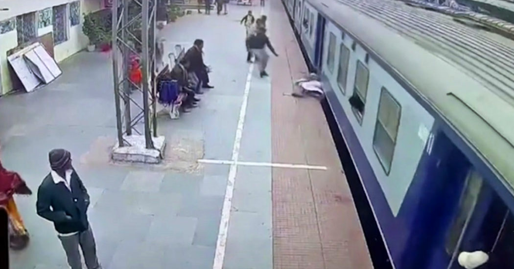 Sta per essere trascinato sotto un treno lungo i binari della stazione, vigilante lo salva – Video