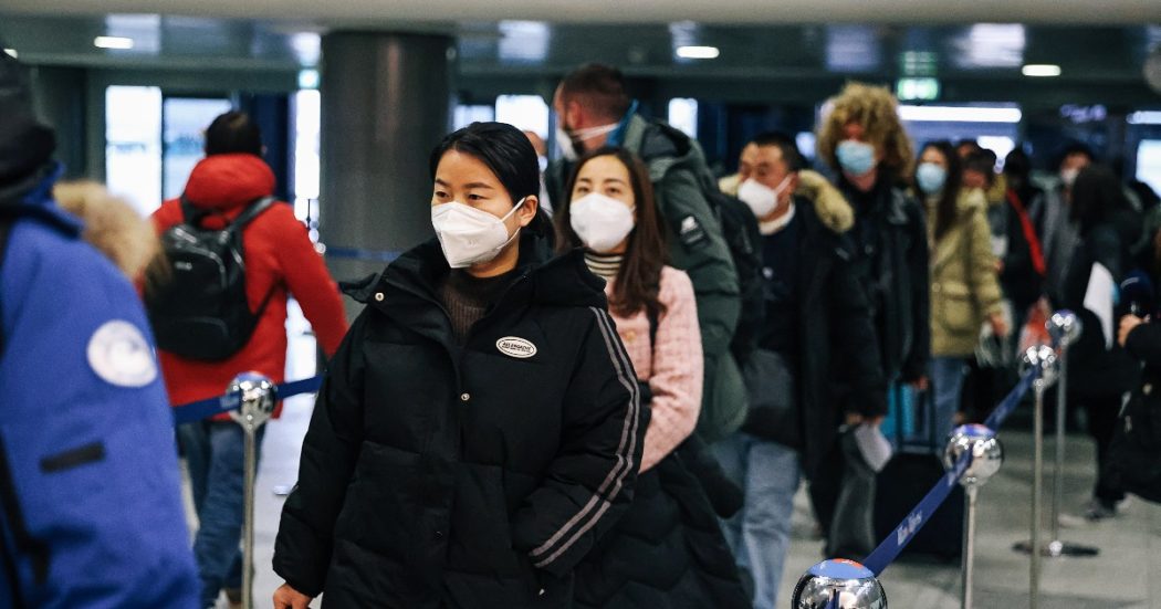 Ue verso il tampone obbligatorio per chi arriva dalla Cina. E l’Oms avverte: “Pechino dà numeri al ribasso sulla nuova ondata di Covid”