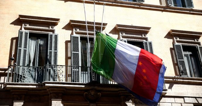Benedetto XVI, il paradosso del giorno del funerale: non sarà lutto in Vaticano, mentre in Italia il governo ordina bandiere a mezz’asta