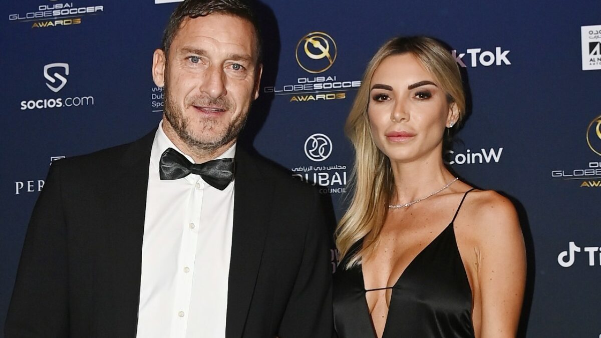 “Il primo bacio con Noemi vicino a piazza del Popolo, in auto… Ho iniziato a essere assalito dai dubbi dell’adolescente. La lingua ci va oppure no? E se qualcuno ci vede?”: Francesco Totti racconta