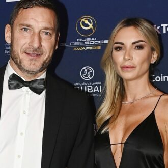 Copertina di “Il primo bacio con Noemi vicino a piazza del Popolo, in auto… Ho iniziato a essere assalito dai dubbi dell’adolescente. La lingua ci va oppure no? E se qualcuno ci vede?”: Francesco Totti racconta