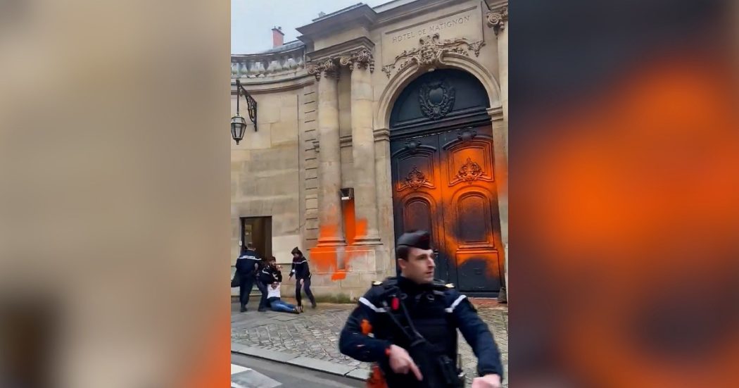 Parigi, gruppo di ambientalisti lancia vernice arancione contro la residenza della prima ministra – video