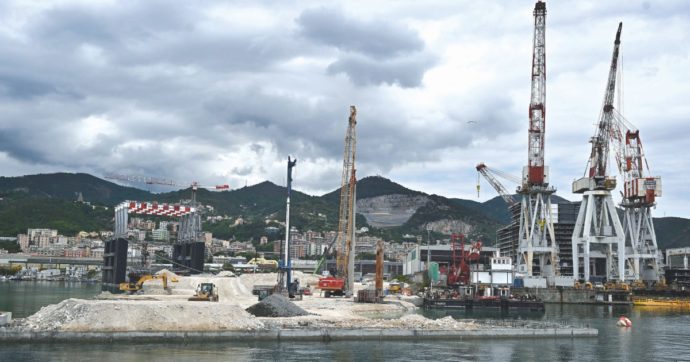 Incidente sul lavoro nel porto di Genova: amputate le gambe a un operaio di 41 anni. È in prognosi riservata al San Martino