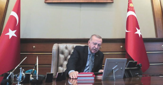 Pace, Erdogan promette aiuti a Kiev e affari allo Zar