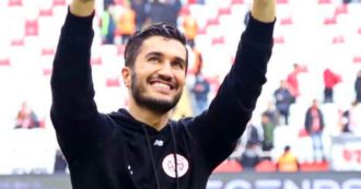 Il gesto stupefacente di Nuri Sahin: l’allenatore protegge gli arbitri dai suoi stessi giocatori