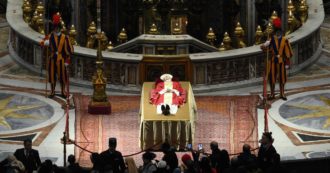 Copertina di Ratzinger, oggi i funerali del Papa emerito che preferì ‘la Croce alla privacy’: come cambia la cerimonia per un Pontefice non più in carica