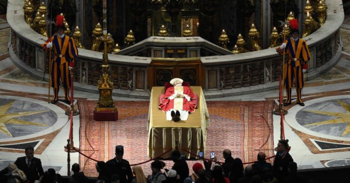 Ratzinger, oggi i funerali del Papa emerito che preferì ‘la Croce alla privacy’: come cambia la cerimonia per un Pontefice non più in carica