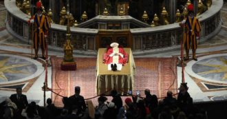 Copertina di Benedetto XVI, il giorno del funerale non sarà di lutto in Vaticano. Protocollo essenziale, uffici aperti, delegazioni “a titolo personale”