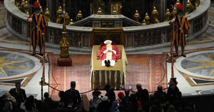 Benedetto XVI, il giorno del funerale non sarà di lutto in Vaticano. Protocollo essenziale, uffici aperti, delegazioni “a titolo personale”