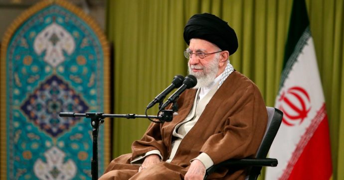 Rabbia dell’Iran dopo le vignette di Charlie Hebdo su Khamenei: minacce social per disegnatore italiano