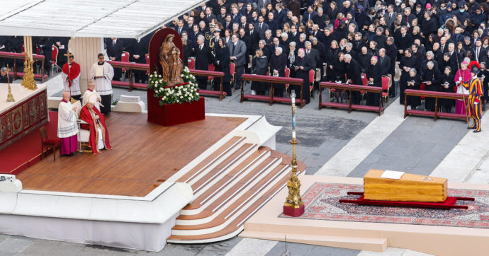 Ratzinger, in 50mila ai funerali del Papa emerito in piazza san Pietro: grida di “santo subito” dai fedeli, Francesco prega sul feretro