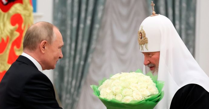 Ucraina, Putin ordina cessate il fuoco per il Natale ortodosso. Kiev: “Ipocriti, ritiratevi e avrete la tregua”. Biden: “Cerca solo un po’ di ossigeno”