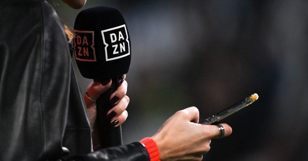 Il ministro Urso convoca i vertici di Dazn dopo i disservizi. L’azienda si scusa: “Ma non dipende da noi”