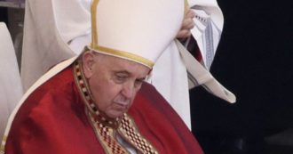 Copertina di Funerali Ratzinger, l’omelia di Papa Francesco: “Oggi grati per la sua sapienza, delicatezza e dedizione”